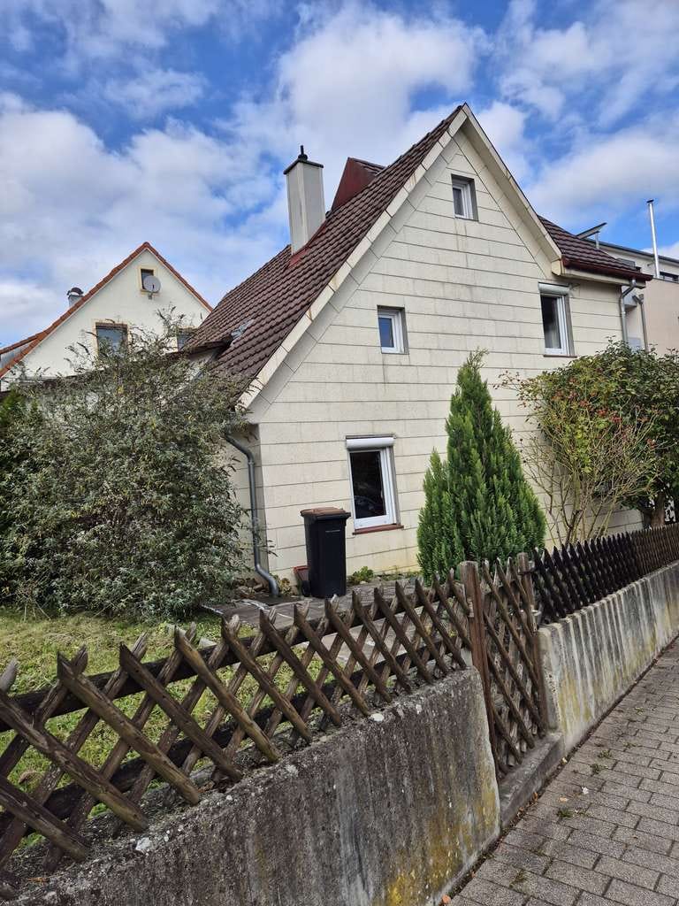 Immobilie in Dettingen an der Erms - Einfamilienhaus mit idyllischem Außenbereich in Dettingen Erms  - Bild 1