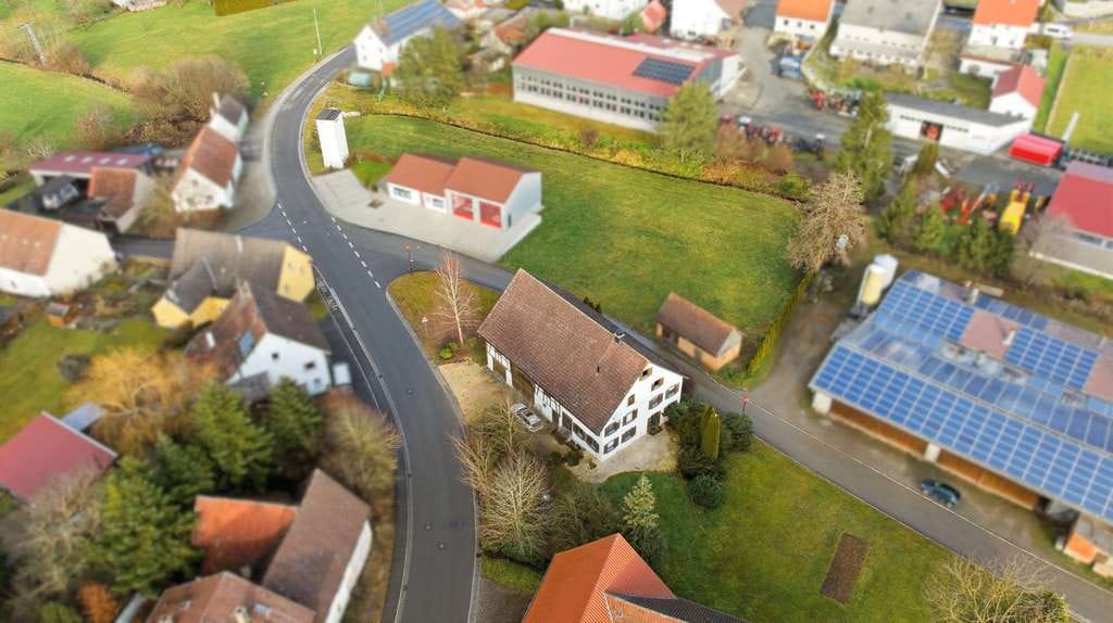 Immobilie in Allmannsweiler - Seltenes Angebot! Ländliches Einfamilienhaus mit Baugrund, Acker und Wiesen auch für nicht Landwirte - Bild 0