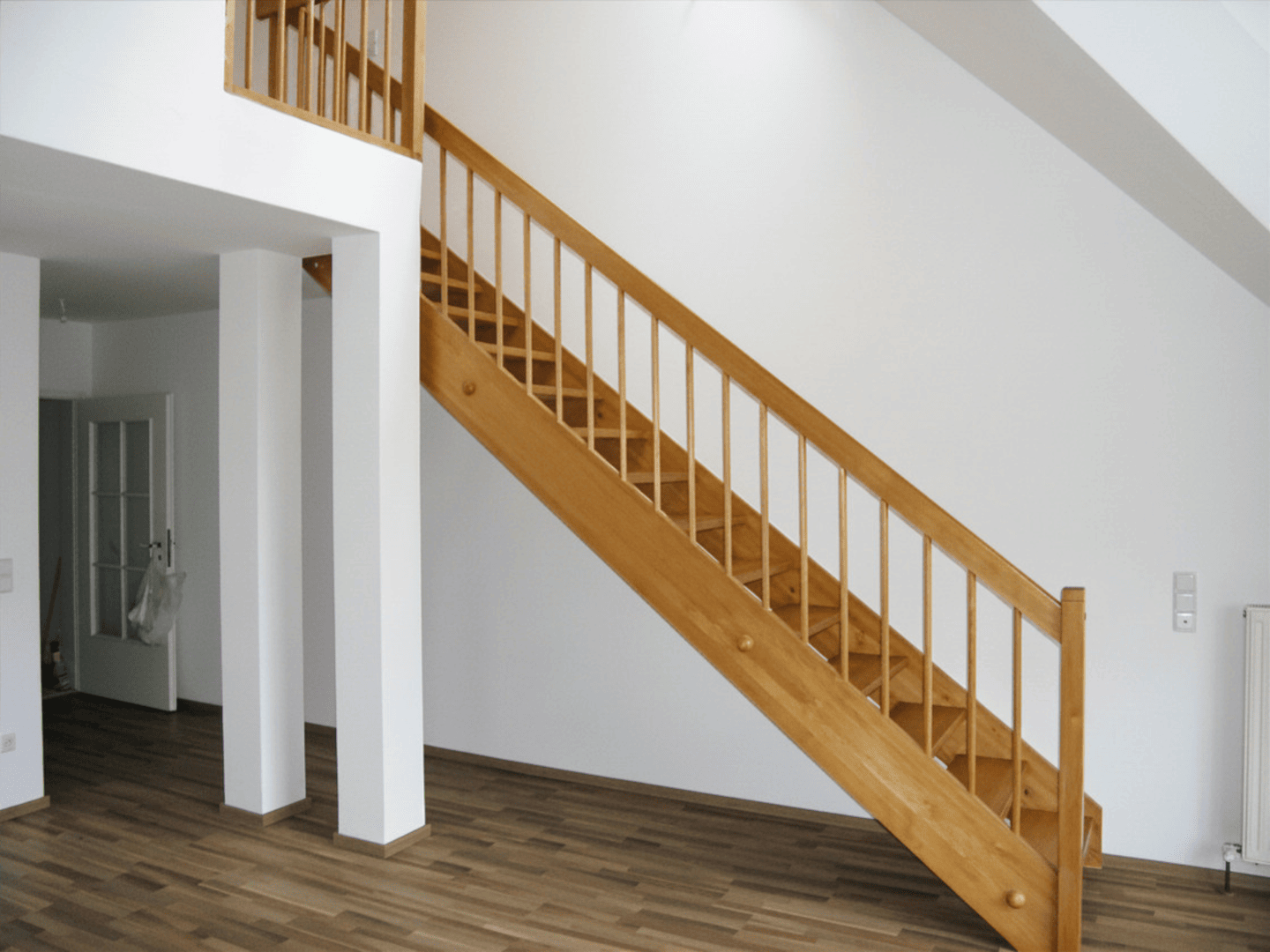 Immobilie in Maxhütte-Haidhof - Wohnen auf zwei Ebenen I freiwerdende 3-Zimmer-Wohnung mit guter Ausstattung und zwei Bädern I Balkon, Stellplatz, Keller und eigenem Dachspitz - Bild 1