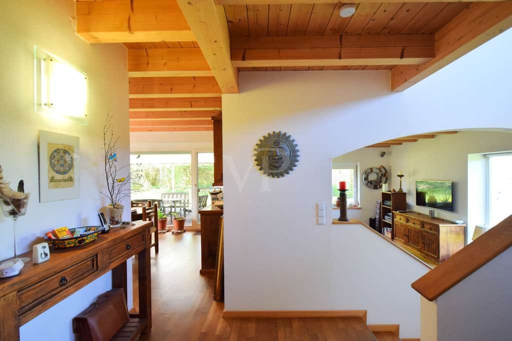 Immobilie in Stimpfach - Ökologisch & energieeffizient - Architektonisches Wohnhaus mit Praxisanbau - Unverbaubare Naturlage - Bild 4