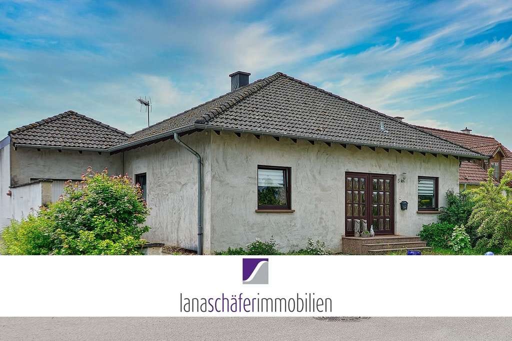 Immobilie in Bekond - Bekond: Freistehendes Wohnhaus mit Garage und großzügigem Garten - Bild 0