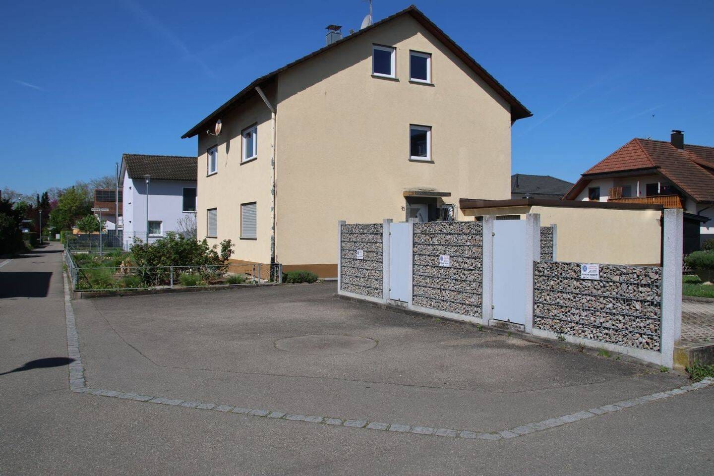 Immobilie in Weil am Rhein - Attraktives Dreifamilienhaus mit Entwicklungspotenzial und solider Vermietbarkeit in gefragter Lage - Bild 1