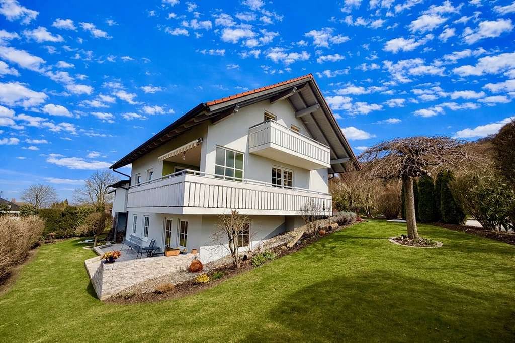 Immobilie in Boos - Sehr gepflegtes Einfamilienhaus in Boos mit Einliegerwohnung, Garage und wunderschönem Ausblick! - Bild 0