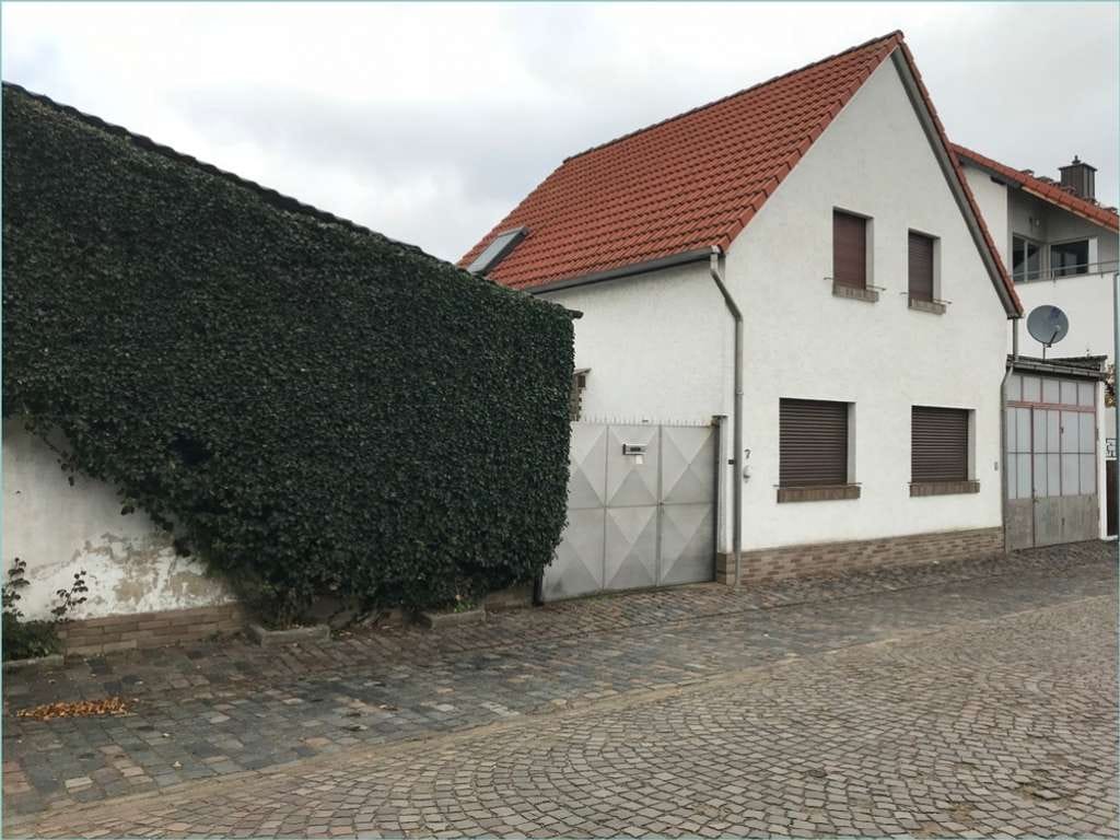 Immobilie in Flörsheim-Dalsheim - Charmantes Einfamilienhaus mit Werkstatt, Scheune und großzügiger Dachterrasse auf 125 m² Wohnfläche - Bild 0