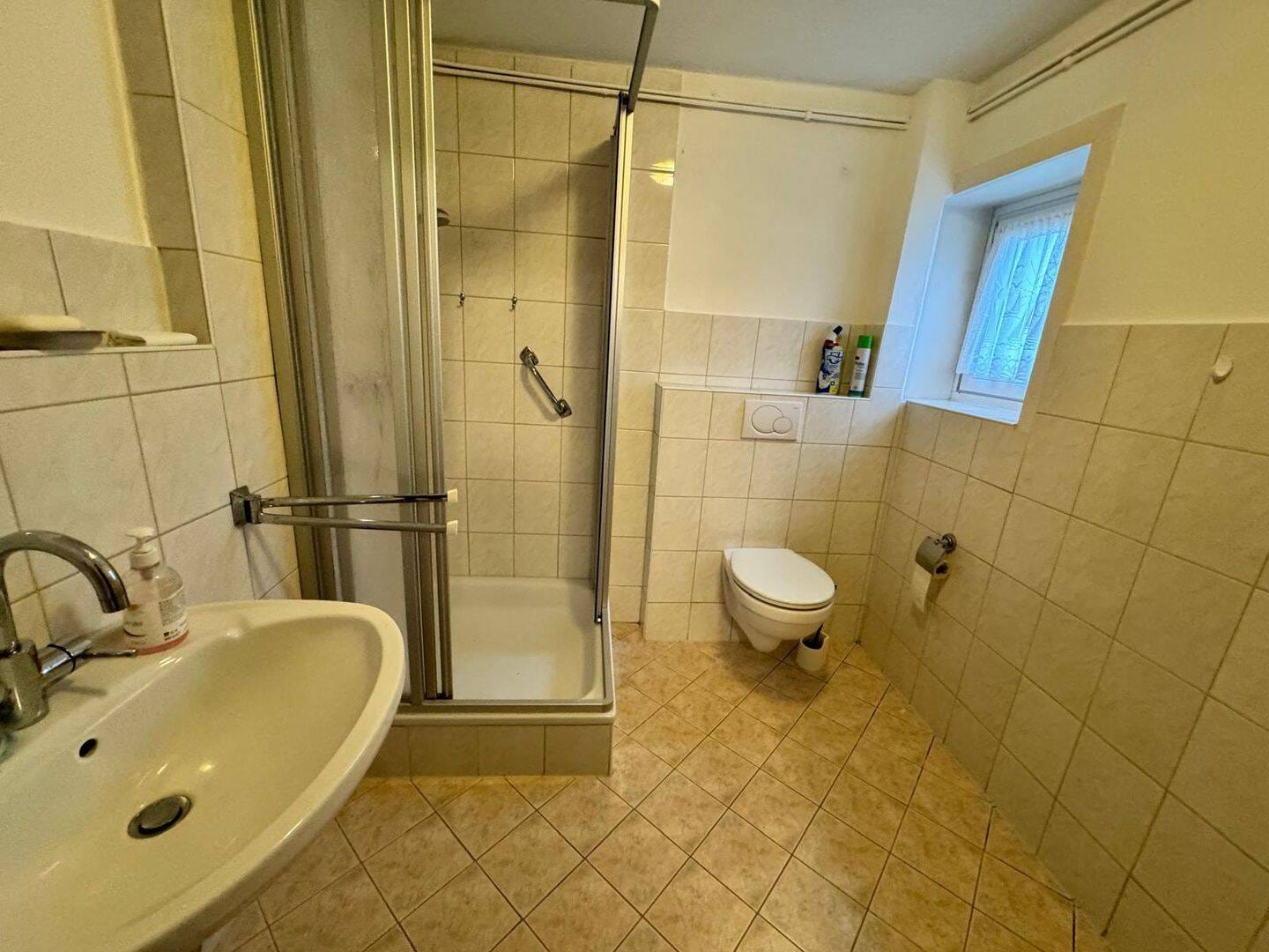 Immobilie in Rotenburg an der Fulda - Solides 3 Familienhaus mit Garagen - Bild 2