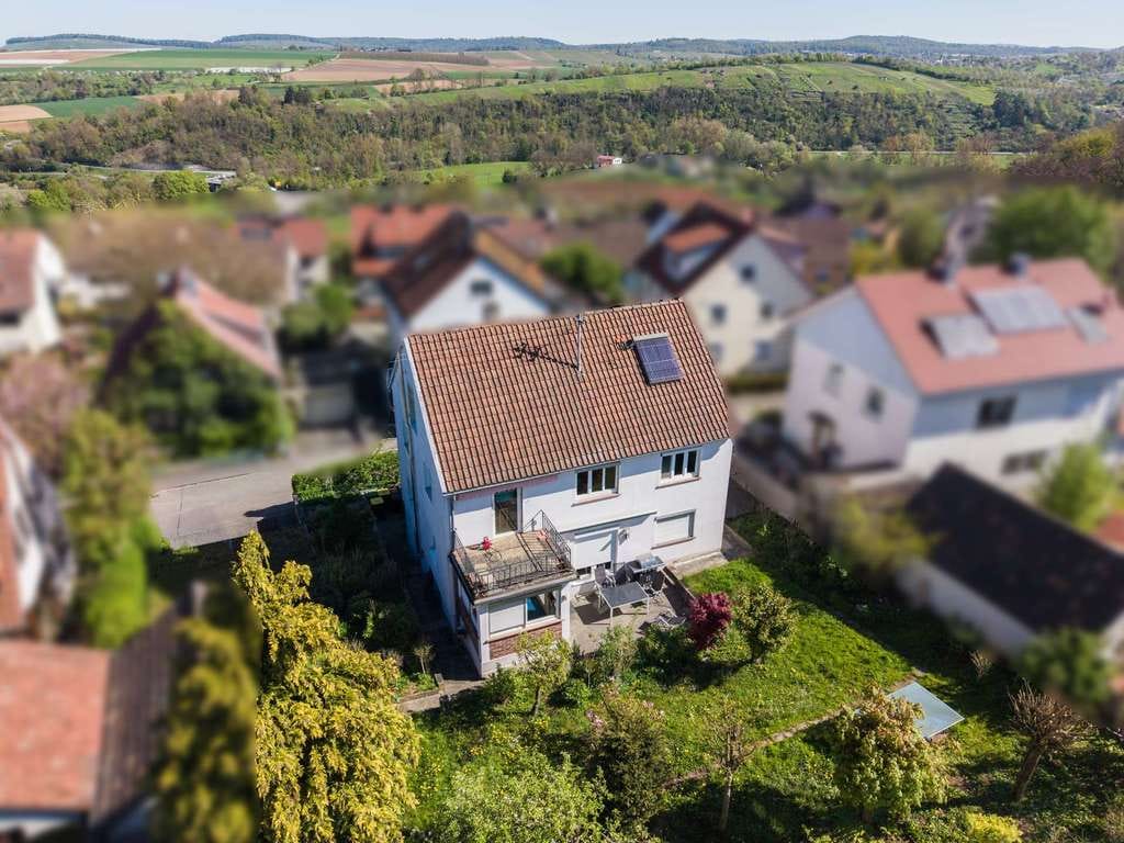 Immobilie in Erdmannhausen - RAUMWUNDER - Großes Ein-bis Zweifamilienhaus mit 3 Garagen und großem Garten - Bild 1
