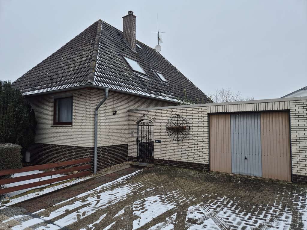 Immobilie in Giesen - Großzügiger Winkelbungalow mit Garage und Einliegerpotenzial in ruhiger Lage von Giesen-Hasede - Bild 1
