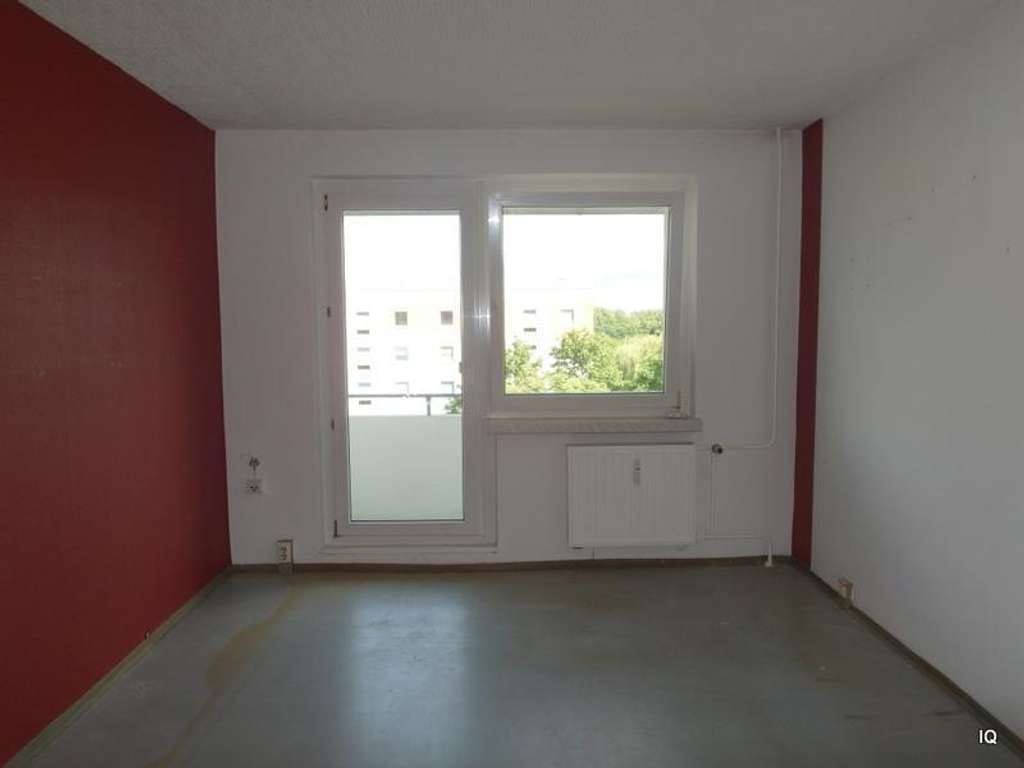Immobilie in Lauchhammer - Preiswerte und renovierungsbedürftige 2-Zimmer-Wohnung im 4.OG mit Balkon - Bild 1