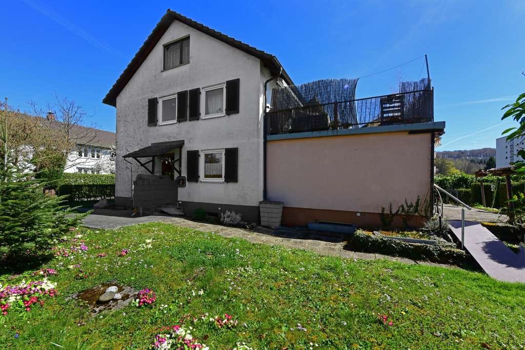 Immobilie in Schopfheim - Familienfreundliche Doppelhaushälfte mit Garten: Platz vom Keller bis unter das Dach - Bild 0