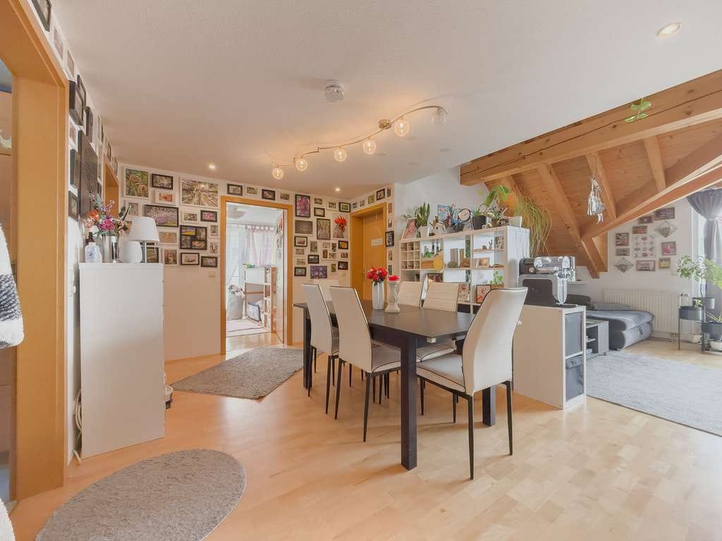 Immobilie in Niedereschach - Ein Zuhause auf zwei Ebenen:
4,5-Zimmer-Galeriewohnung mit Balkon in gepflegter Wohnanlage - Bild 2