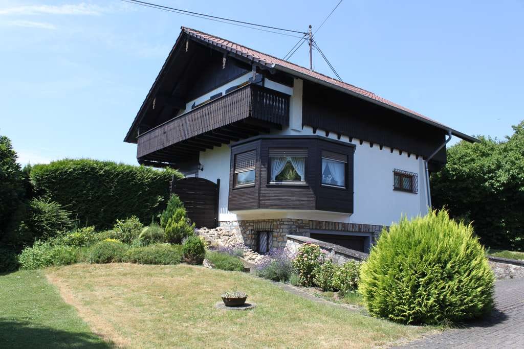 Immobilie in Berod bei Wallmerod - Charmantes Einfamilienhaus mit Garten – grundrenoviert und mit viel Potenzial - Bild 0