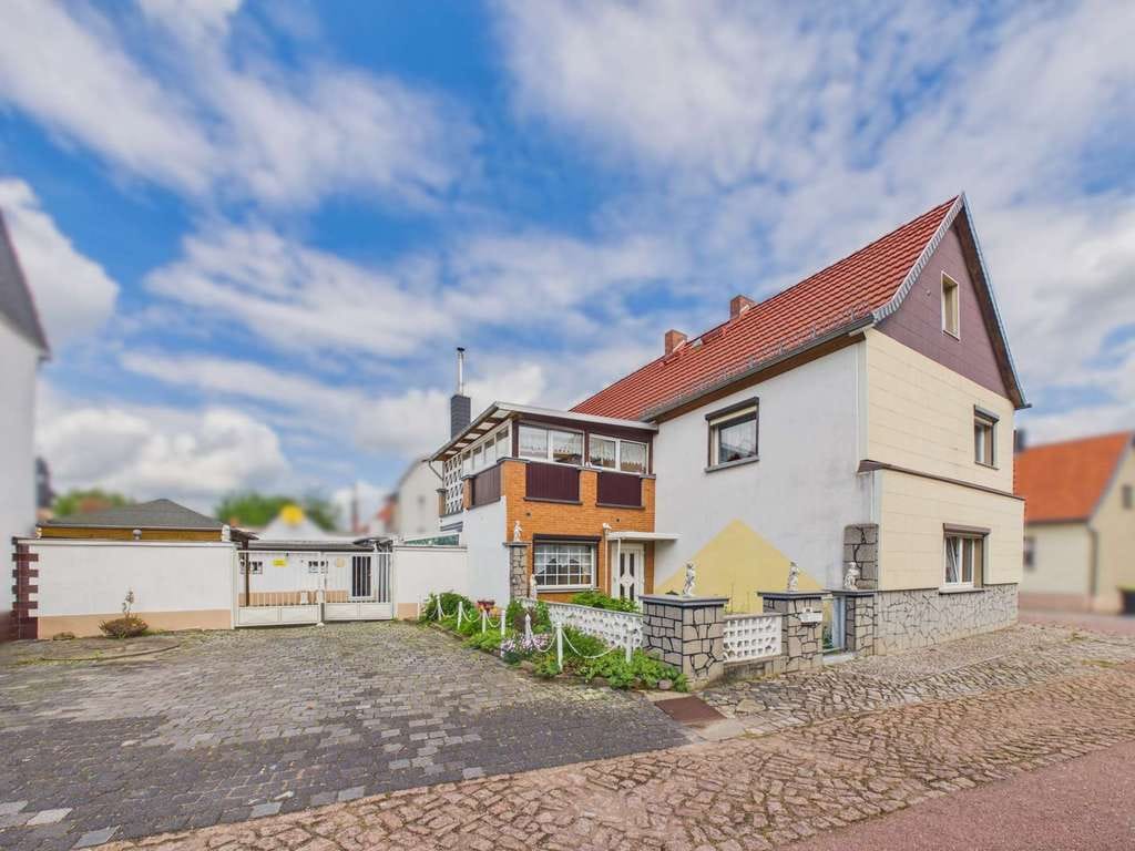 Immobilie in Könnern - Einfamilienhaus mit Hof, Garten & Ausbaupotenzial in Beesedau - Bild 1