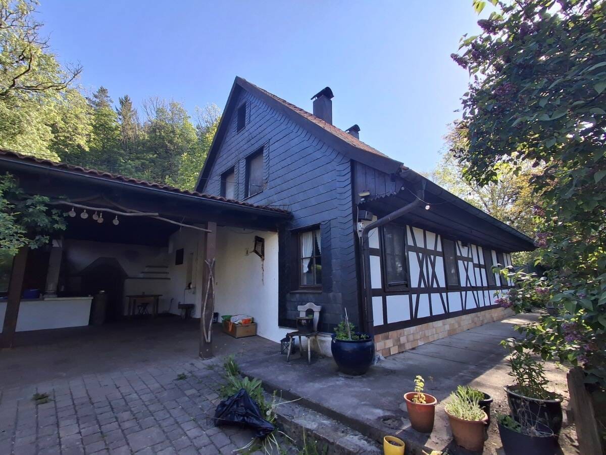 Immobilie in Eisfeld - Idyllisch gelegener Bauernhof mit drei Wohngebäuden, Stallungen und Weiden - Bild 1