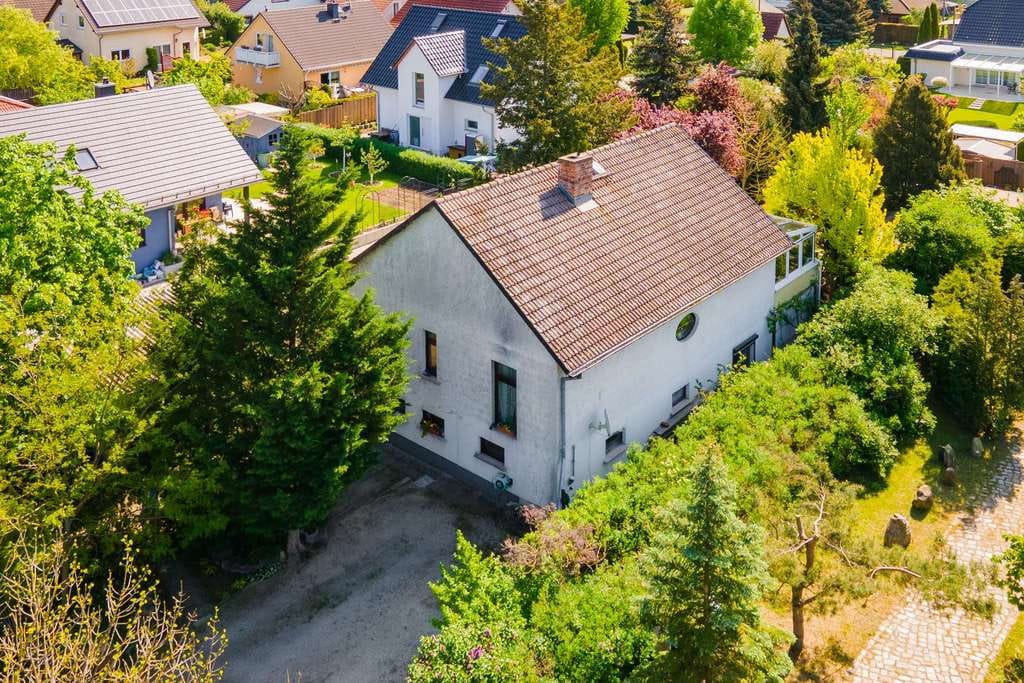 Immobilie in Fredersdorf-Vogelsdorf - Einfamilienhaus in Fredersdorf - Mit Wintergarten, Einbauküche, Pool, Garten, opt. Einliegerwohnung - Bild 0