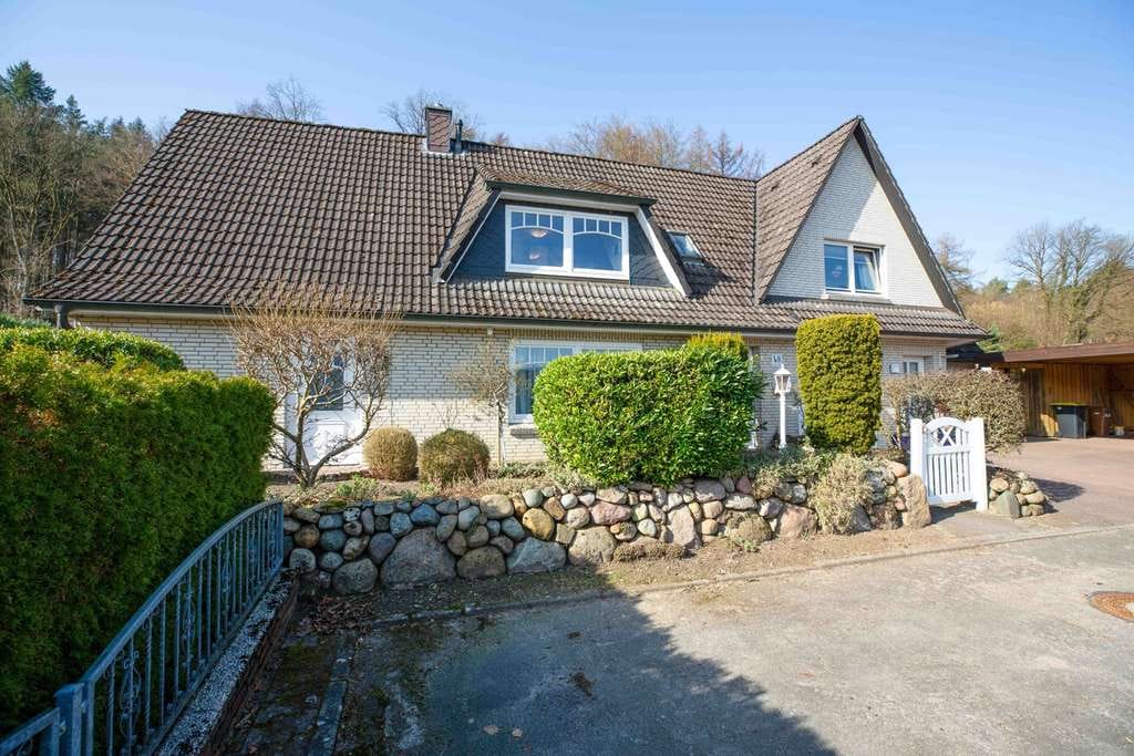 Immobilie in Lütjensee - !Neu! Großzügiges Einfamilienhaus zuzüglich 2 vermieteten Wohneinheiten im Anbau in 22952 Lütjensee - Bild 1