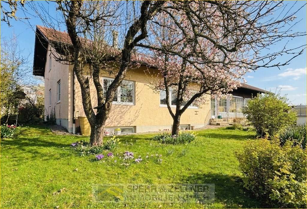Immobilie in Dorfen - Dorfen - gepflegtes Einfamilienhaus mit Einliegerwohnung, Wintergarten, DG-Ausbaureserve und großem Garten - Bild 0