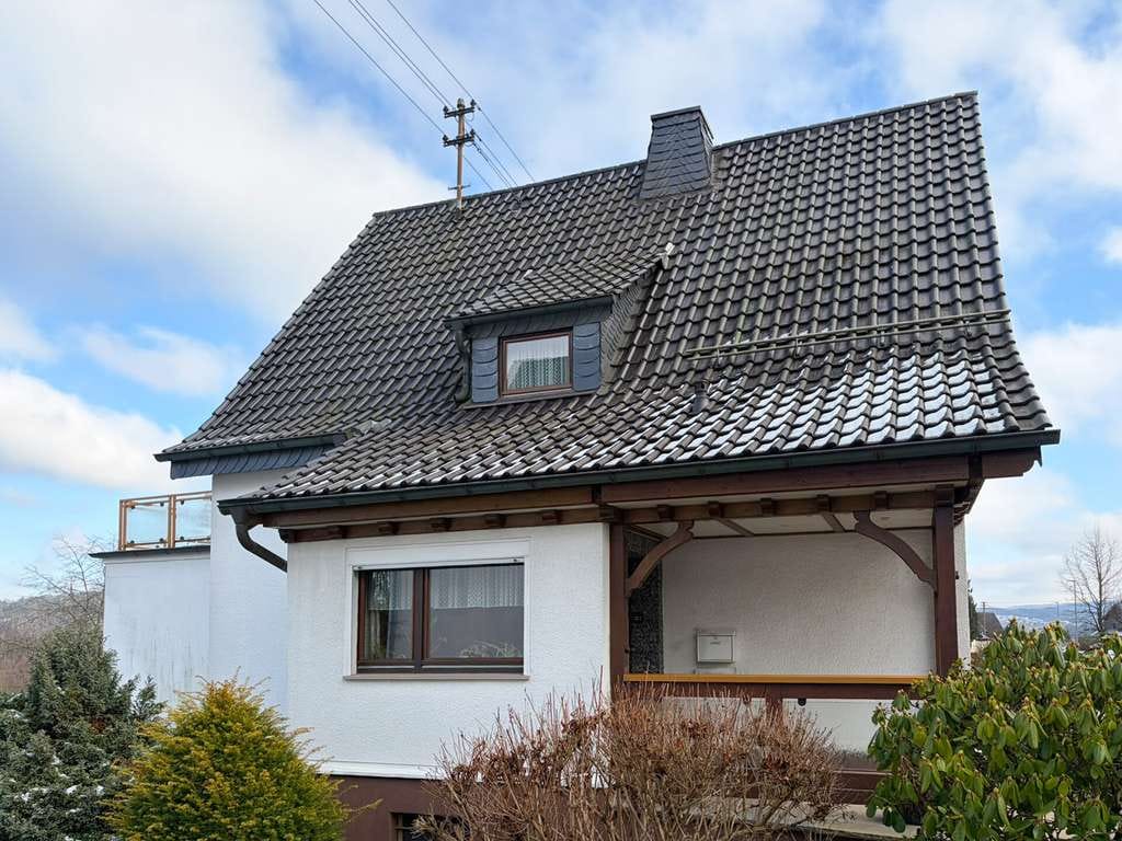 Immobilie in Mittelhof - Gemütliches Einfamilienhaus mit toller Weitsicht über das Siegtal in beliebter Wohnlage! - Bild 1