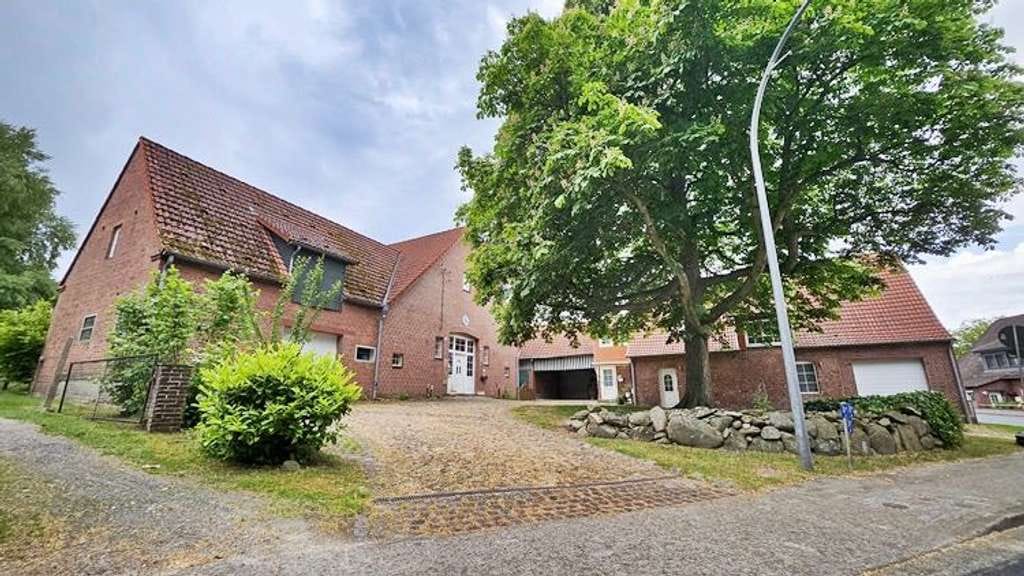 Immobilie in Bremervörde - immo-schramm.de: Sehr gepfl. ehem. Bauernhaus mit Nebengebäude/2. Wohnung - Bild 0