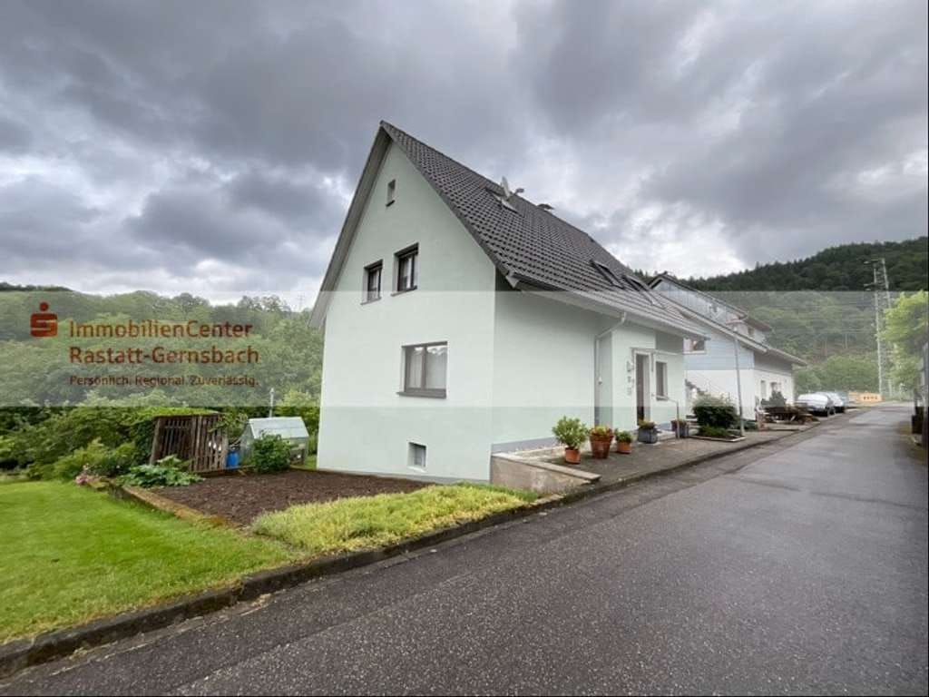Immobilie in Weisenbach - Großzügiges ZFH  in ruhiger Aussichtslage – vielseitig nutzbar mit Doppelgarage  und ausgebautem UG - Bild 1