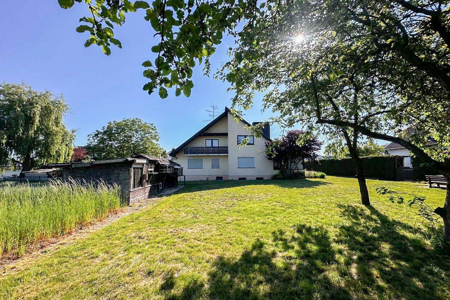Immobilie in Heßdorf - Großzügiges Zweifamilienhaus mit Traumgarten, Balkon, Wintergarten & Doppelgarage - Bild 0