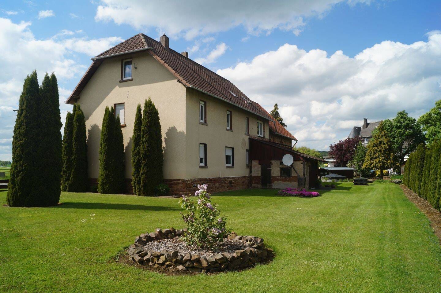Immobilie in Waldeck - Charmantes Mehrfamilienhaus mit Garagen und großem Garten in Waldeck am Edersee - Bild 0