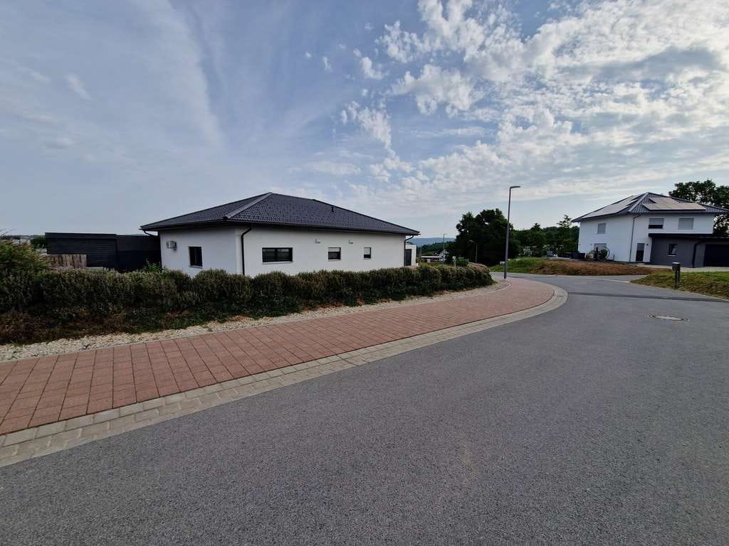 Immobilie in Gerach - Neuwertiger A+ Winkel-Bungalow, Elg-Whg, Fernblick, Doppelgarage, Carport, große-PV-Anlage - Bild 1