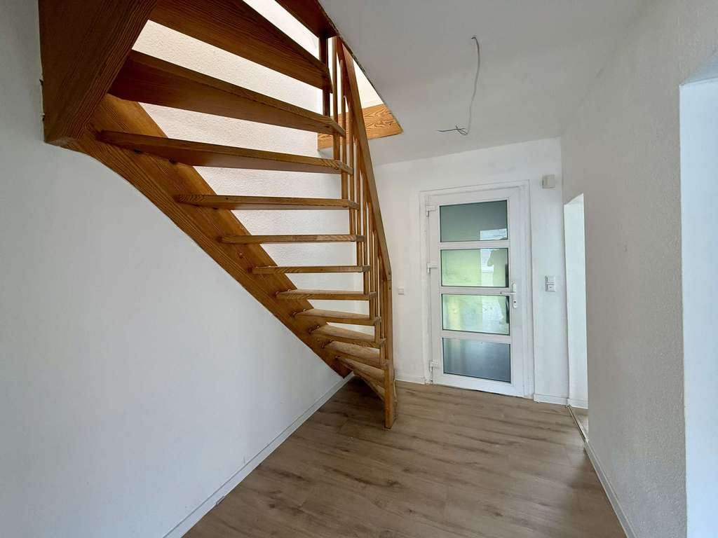 Immobilie in Seelze - Attraktives 3-Parteien-Mehrfamilienhaus – 2 Wohnungen leerstehend, 1 Einheit saniert - Bild 2