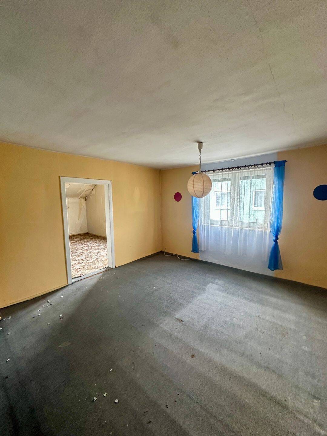 Immobilie in Drei Gleichen - EFH als Doppelhaushalte, Massiv gebau, mit großem Garten - Bild 3