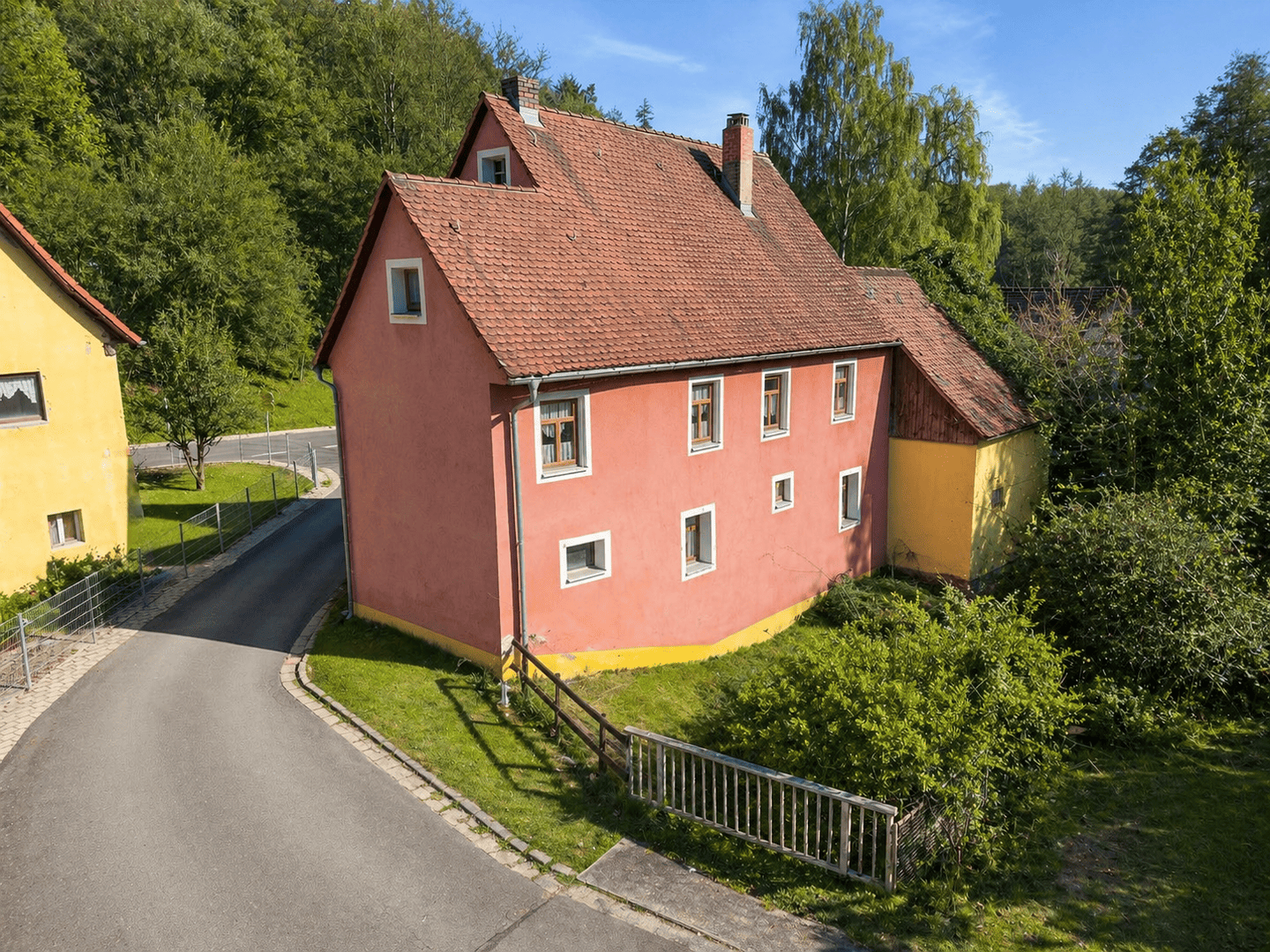 Immobilie in Simmelsdorf - Natur pur: EFH mit Scheune, Werkstatt, Carport und eigenem Bach – nahe Nürnberg - Bild 1