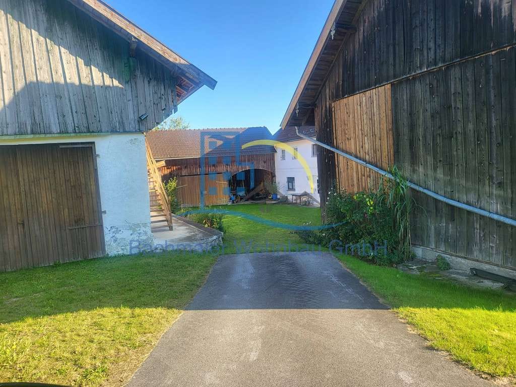 Immobilie in Haarbach - Seltene Gelegenheit! Alleinlage mit 10.000 m² arrondiertem Grundstück - Bild 2