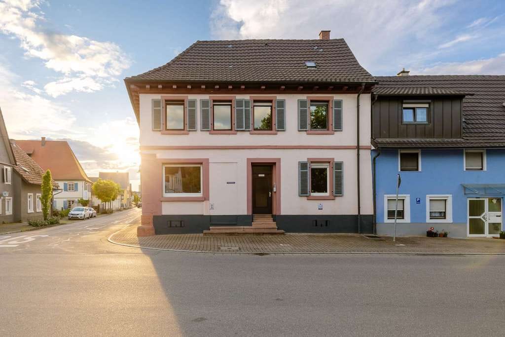 Immobilie in Ringsheim - Wohnhaus aus dem 18. Jahrhundert mit Gewölbekeller, Innenhof & beeindruckendem Dachstuhl - Bild 0