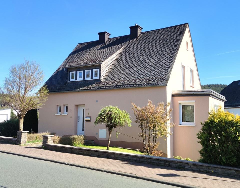Immobilie in Mittenaar - Energieeffizienzklasse C – modernisiert, vielseitig nutzbar und mit Zukunftspotenzial - Bild 0