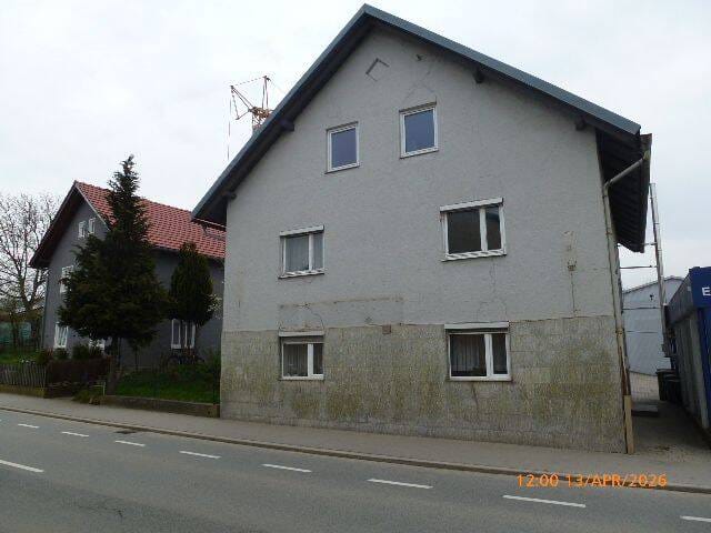 Immobilie in Neufahrn in Niederbayern -  Älteres, renovierungsbedürftiges Einfamilienhaus mit separatem Ausstellungspavillon - Bild 2