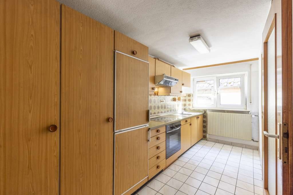 Immobilie in Freiberg am Neckar - Solide Grundlage für Ihr Wohnprojekt | Renovierungsbedürftige Doppelhaushälfte mit Potential - Bild 4