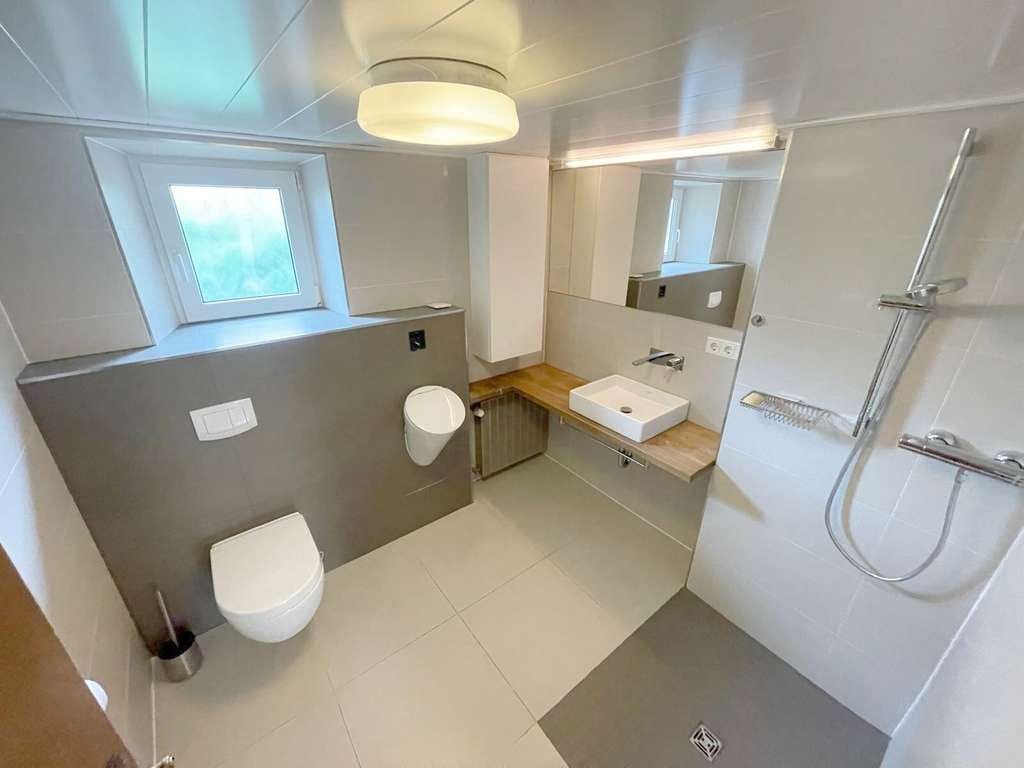 Immobilie in Schillingen - Vielseitiges Einfamilienhaus mit  
7 Zimmern, saniertem Bad, Garage und Schuppen - Bild 4