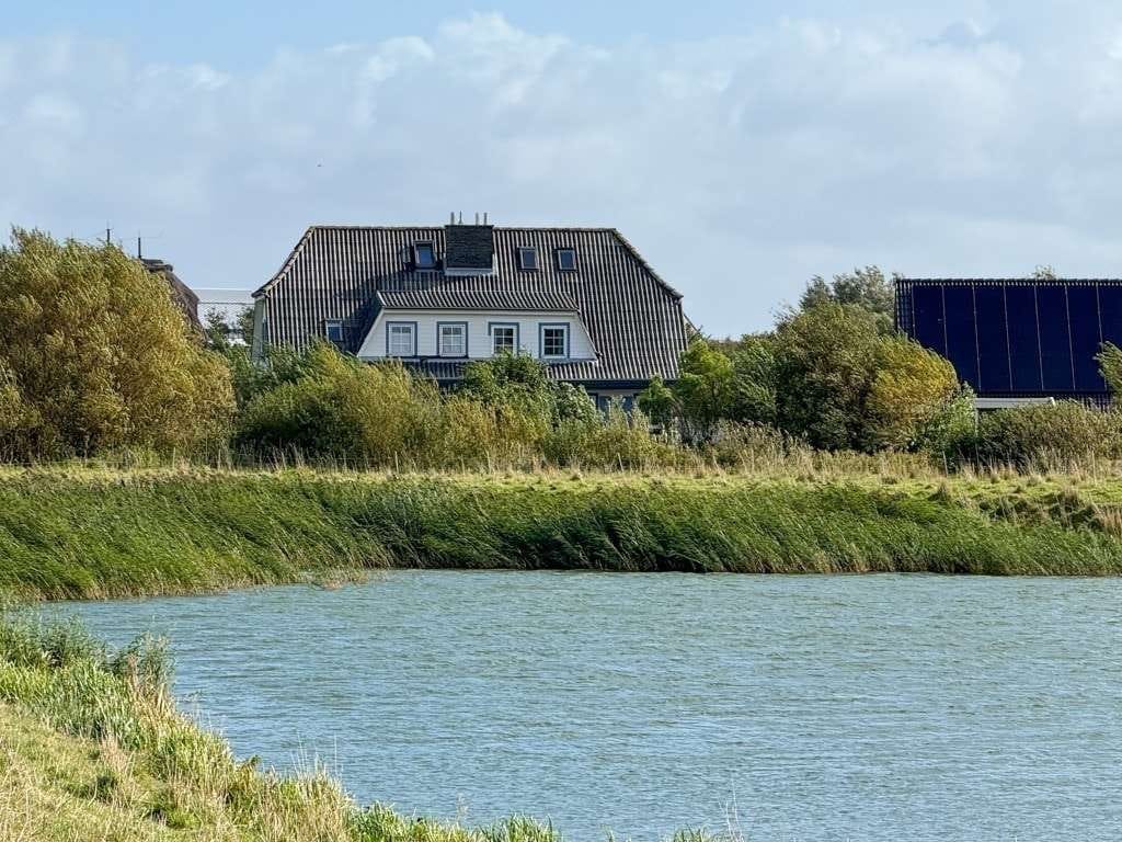 Immobilie in Nordstrand - Doppelhaushälfte zzt. in 2 WE aufgeteilt mit Blick auf einen kleine See direkt hinter dem Außendeich - Bild 1