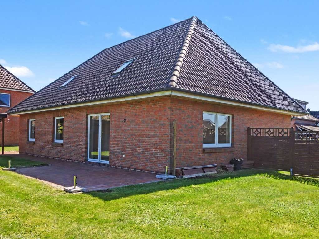 Immobilie in Süderheistedt - Gepflegter Walmdachbungalow mit Carport in ruhiger Sackgassenlage in Süderheistedt bei Heide - Bild 1