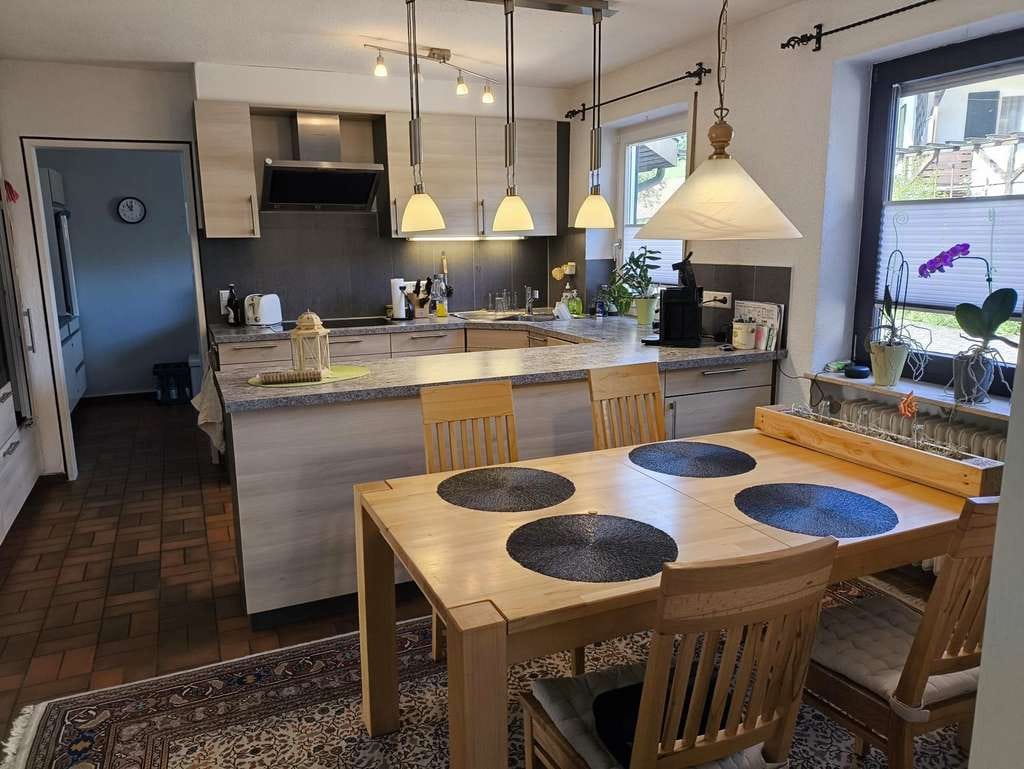 Immobilie in Baiersbronn - Großzügiges Wohnhaus in Klosterreichenbach mit zwei Garagen zu verkaufen - Bild 2