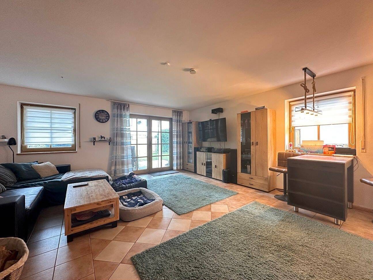Immobilie in Aying - Erdgeschosswohnung mit Kachelofen, überdachter Terrasse und eigenem Garten! - Bild 1