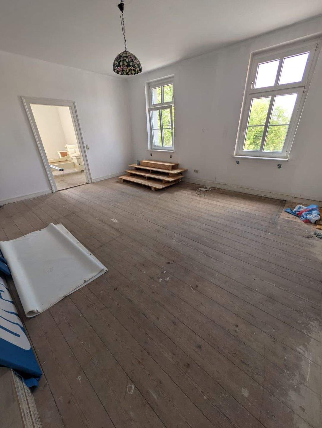 Immobilie in Bützow - Großzügige Altbauwohnung mit Kachelöfen im historischen Bahnhof (ca. 180 m²) - Bild 0