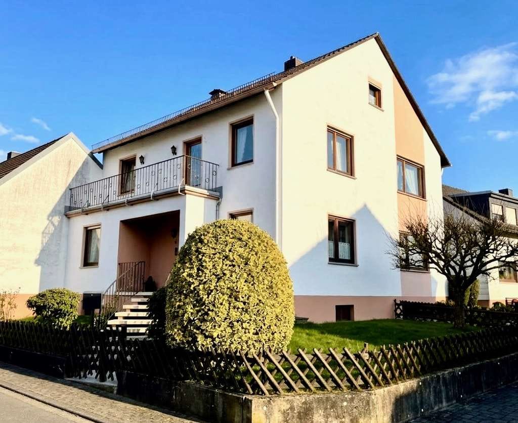 Immobilie in Becheln - Großzügiges und sehr gepflegtes  Ein-/Zweifamilienhaus mit hübschem Garten, Balkon und Garage in Be - Bild 0