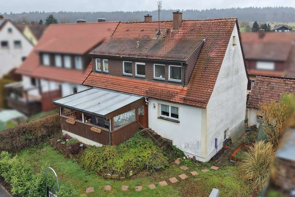 Immobilie in Keltern - Ihr Zuhause mit Perspektive: Charmante Doppelhaushälfte mit Garten in Keltern-Weiler - Bild 0