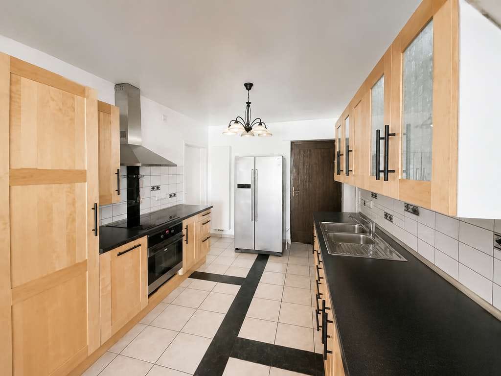 Immobilie in Langlingen - Großzügiges Zweifamilienhaus mit parkähnlichem Grundstück, Poolbereich und Sauna - Bild 2
