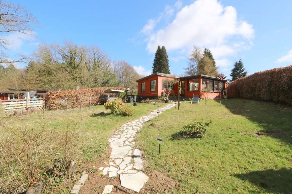 Immobilie in Scharbeutz - Wochenend-Bungalow am See! 
Renoviert, möbliert, großes Grundstück & naturnahe Lage genießen - Bild 0