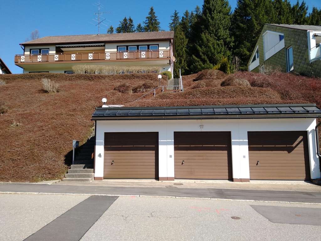 Immobilie in Furtwangen im Schwarzwald - Vielseitig nutzbares Zweifamilienhaus mit unverbaubarer Aussicht - Bild 0