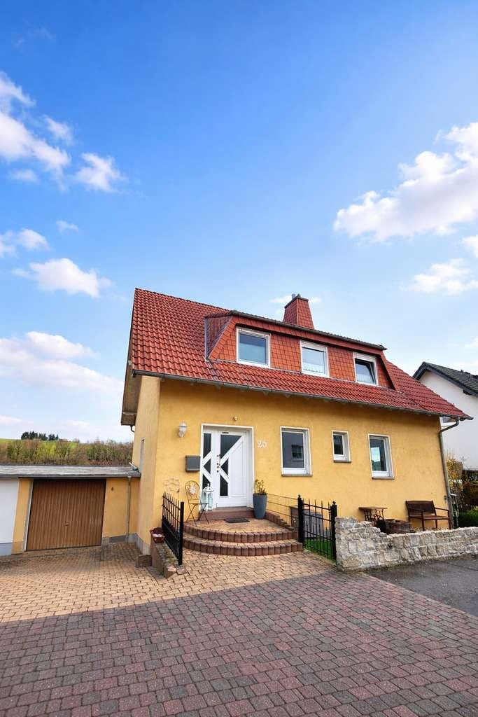 Immobilie in Eiterfeld - Großzügiges Einfamilienhaus mit Weitblick, Garten und vielseitigem Raumangebot - Bild 0
