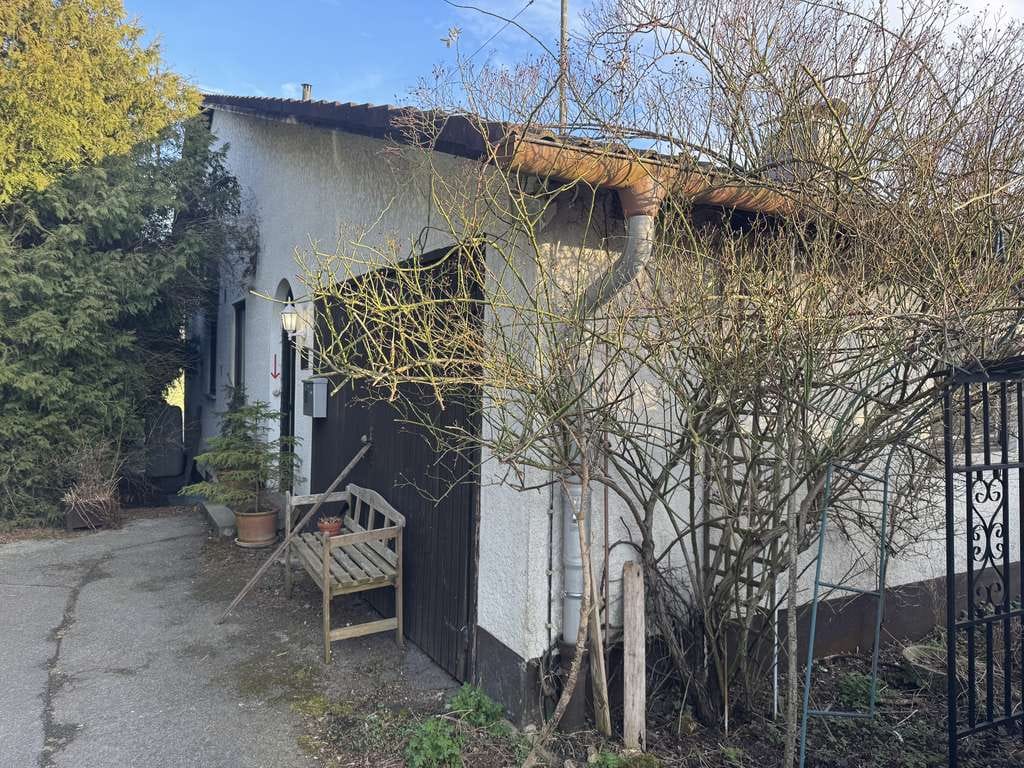 Immobilie in Seefeld - EFH auf alt eingewachsenem Grundstück! Aufstockung o. großzügige Bebaubarkeit f. DHH/RH/MFH möglich - Bild 0