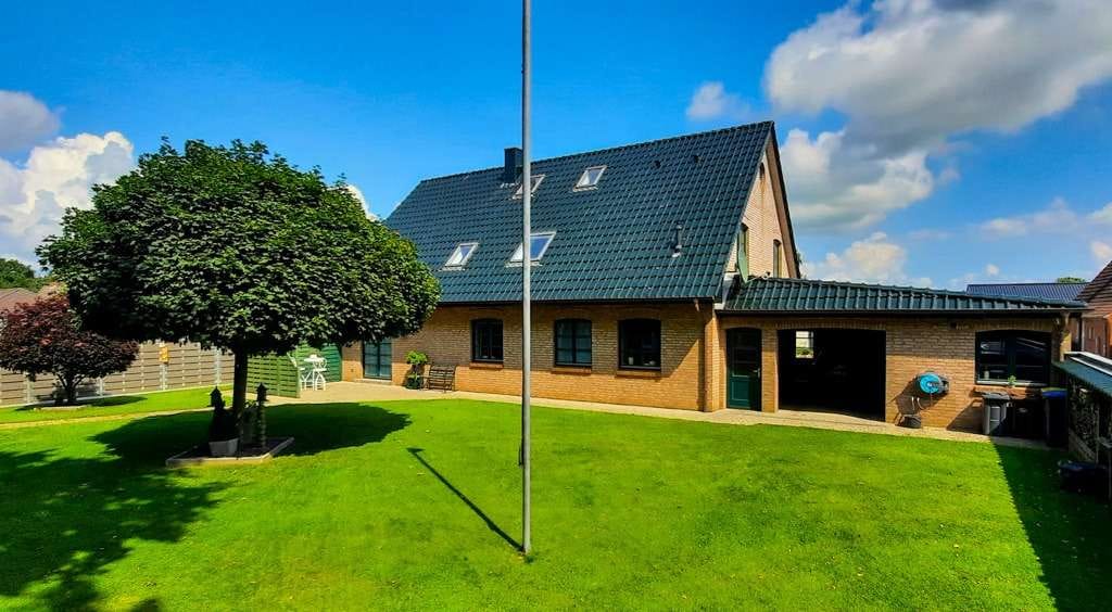Immobilie in Hamdorf - TOP-Gepflegtes und wertiges Einfamilienhaus mit Kaminofen, Doppelgarage und großem Garten! - Bild 1