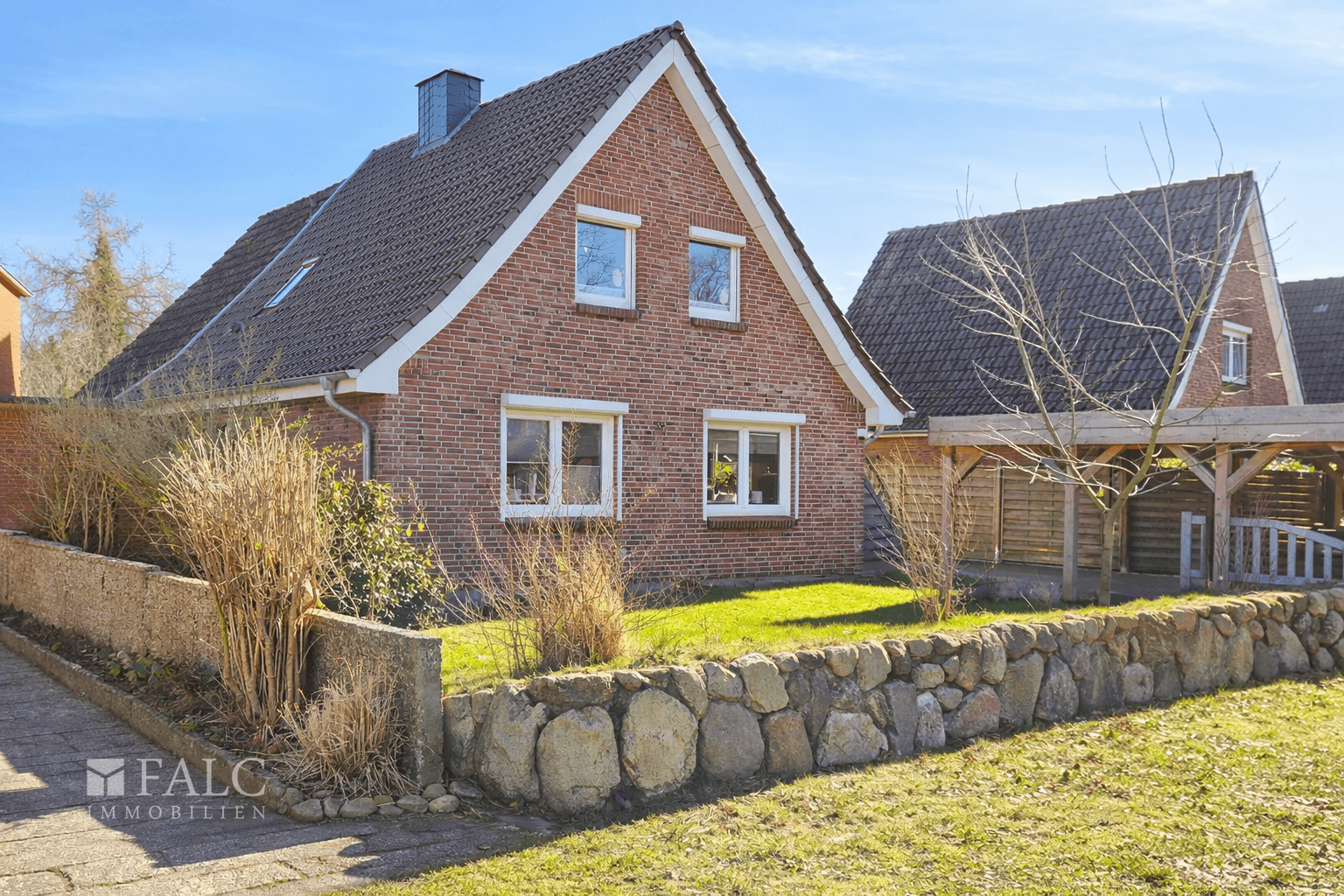Immobilie in Weddingstedt - Einfamilienhaus mit großem Grundstück und Nebengebäuden in Weddingstedt - Bild 2