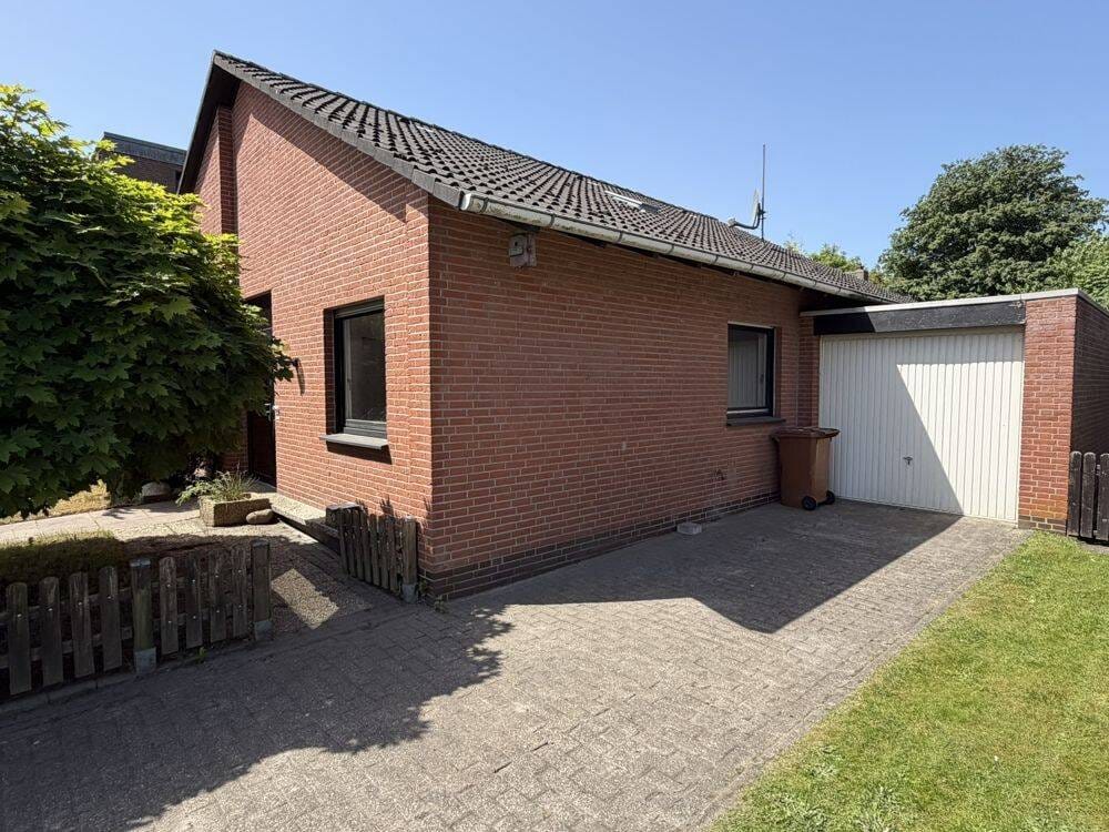 Immobilie in Varel - Wohnen im Bungalowstil! Mit Garage ! Pflegeleicht !  Ebenerdiger Wohnraum im Zentrum von Varel! Angefangene Renovierung/Teilsanierung! - Bild 1